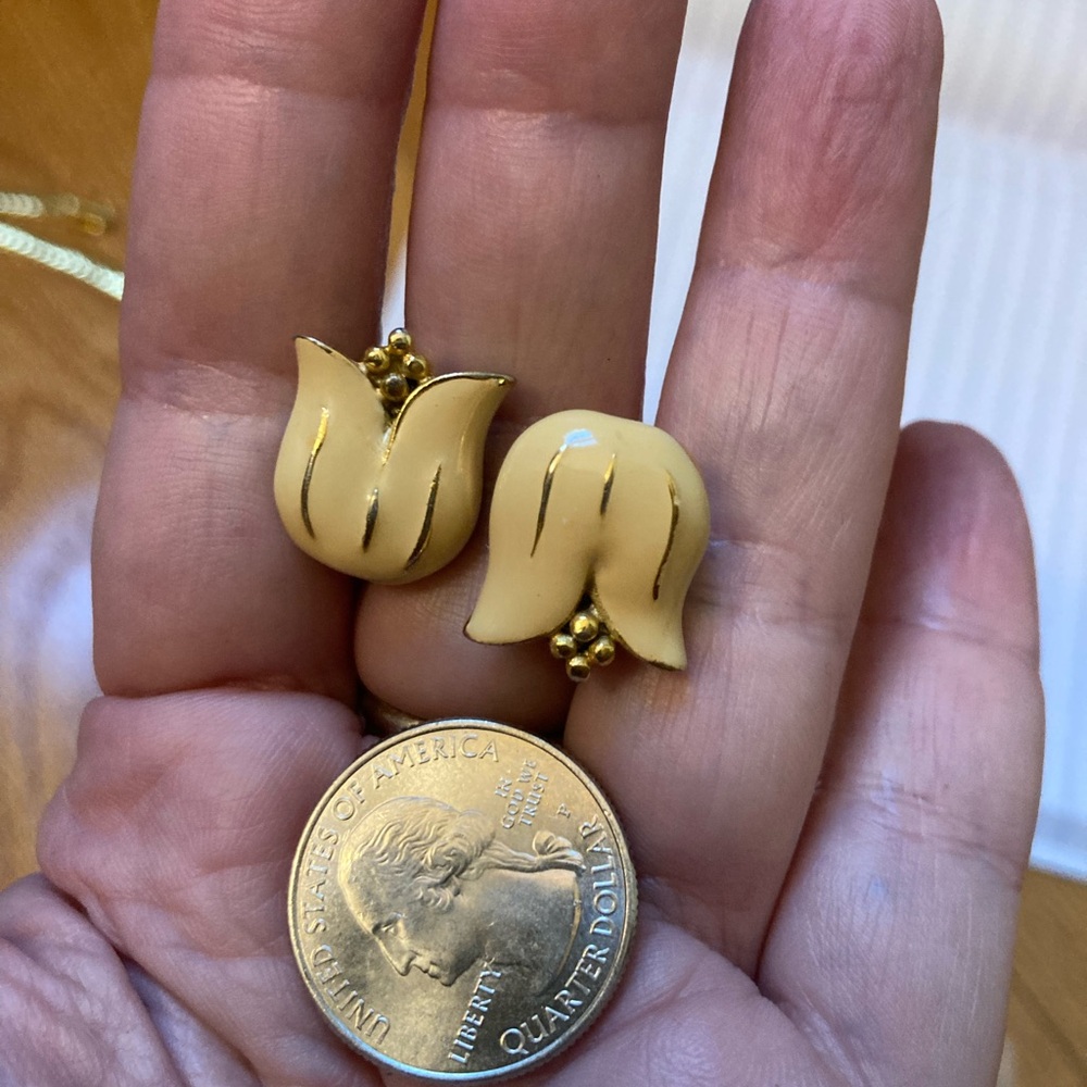 Vintage Trifari Elegant Gold and Peach Tulip clip on Earrings